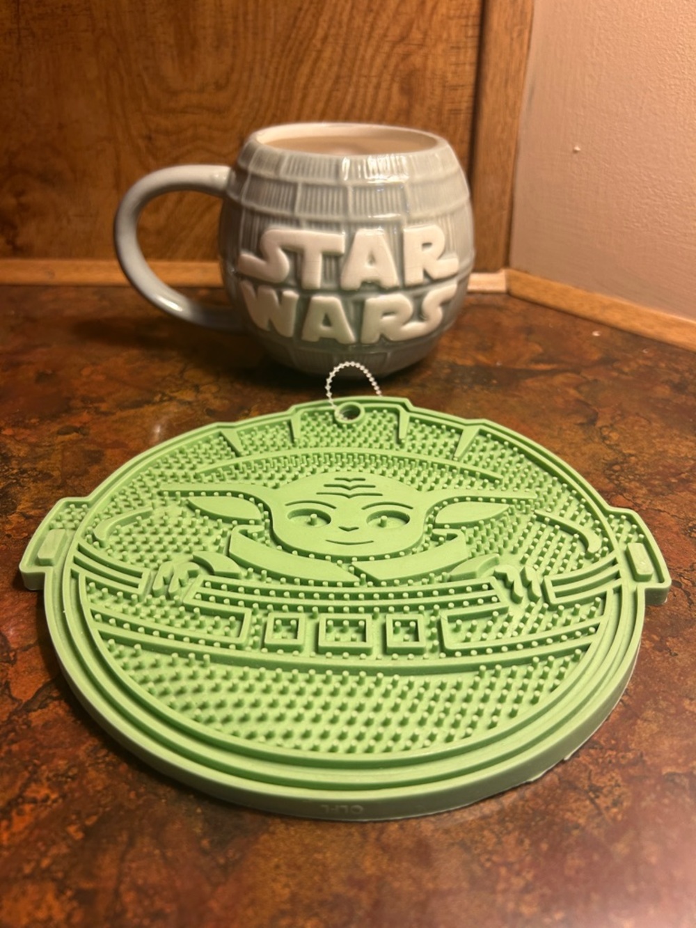 Star Wars gray ceramic mug with embossed logo and green silicone Yoda trivet